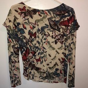 Long sleeved patterned top